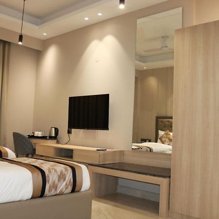 Infinity Stays Hotel Near Medanta Hospital Гургаон Экстерьер фото