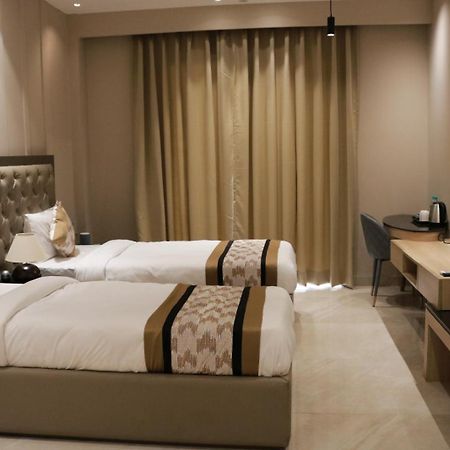 Infinity Stays Hotel Near Medanta Hospital Гургаон Экстерьер фото