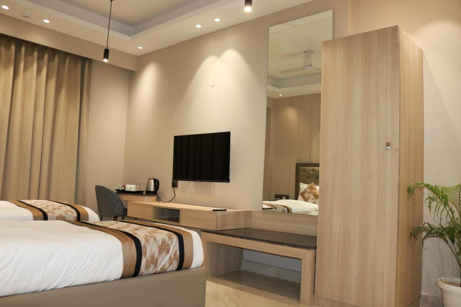 Infinity Stays Hotel Near Medanta Hospital Гургаон Экстерьер фото
