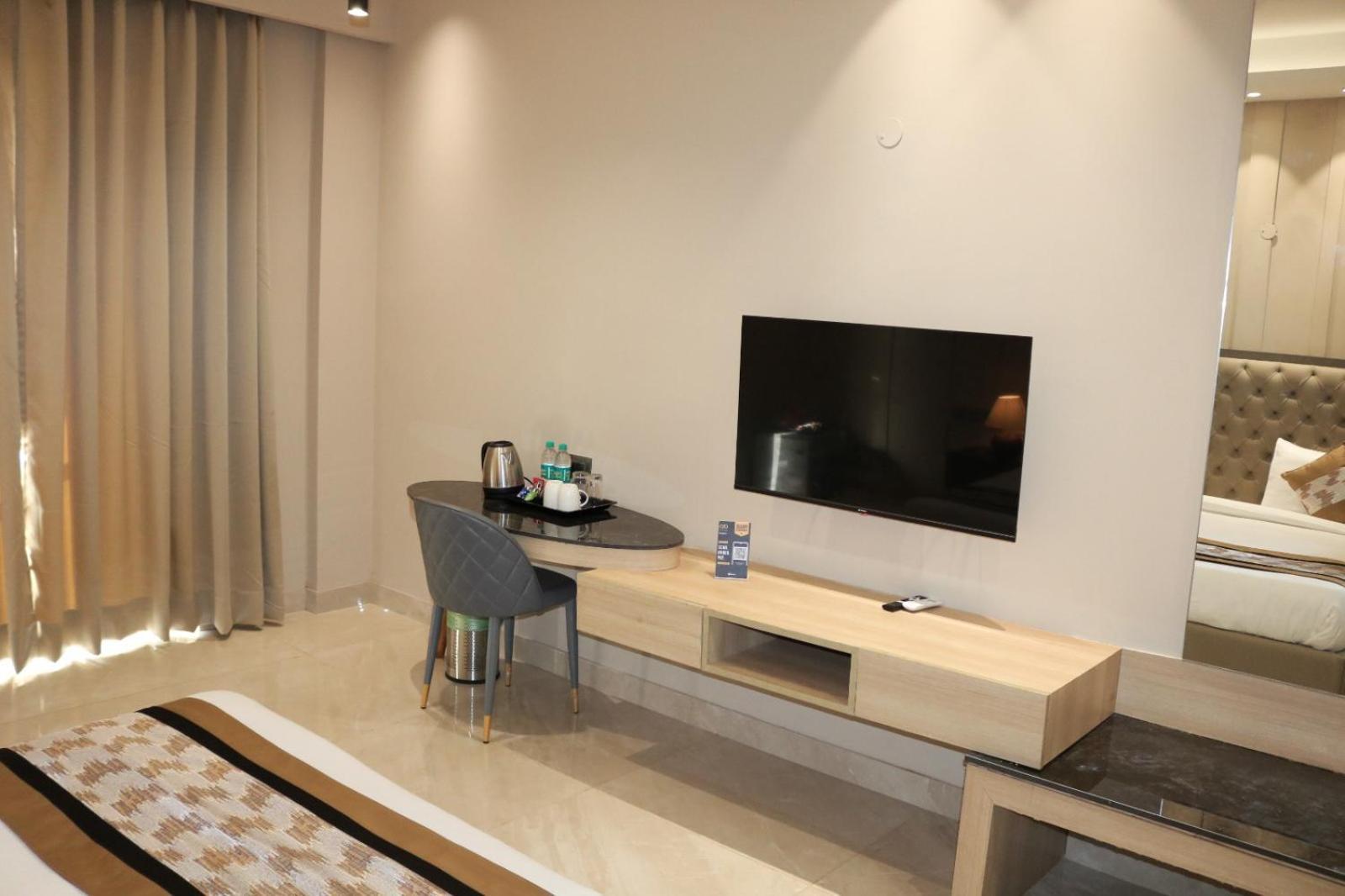 Infinity Stays Hotel Near Medanta Hospital Гургаон Экстерьер фото