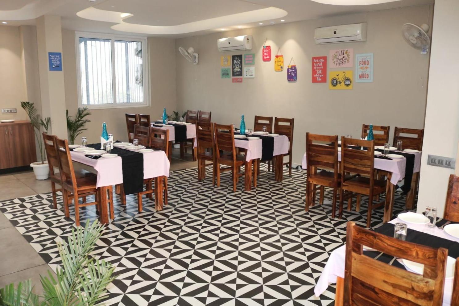 Infinity Stays Hotel Near Medanta Hospital Гургаон Экстерьер фото